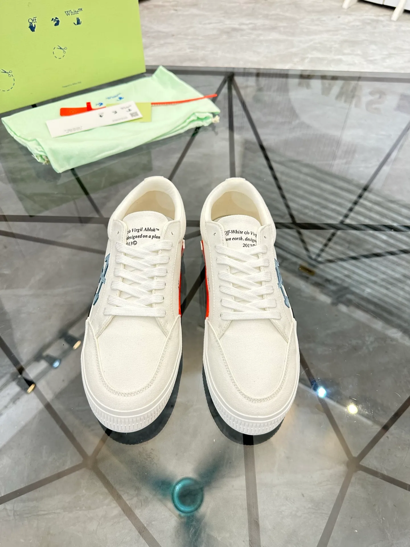 Selling men's shoes 💰: 💰P440¥ Product trademark: OFF WHITE *"OFF WHITE*" low-top casual shoes Regular size: 35-45 (can be customized to 46) Couple style Product materials: original material from the upper counter, breathable lining, original outsole. No.: H203